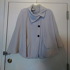 Chic and elegant trapeze cape